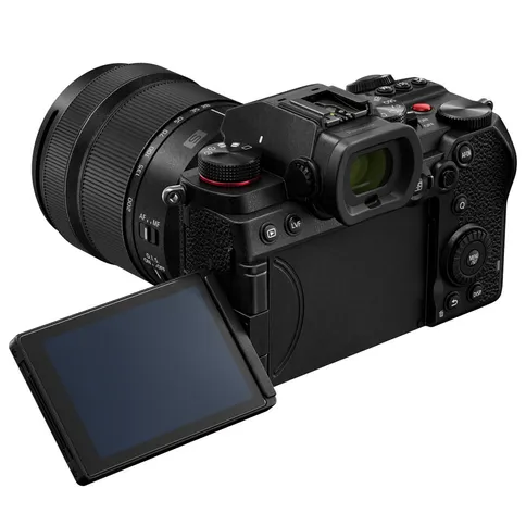Panasonic-lumix-s5d-body-28-200mm-5.jpg