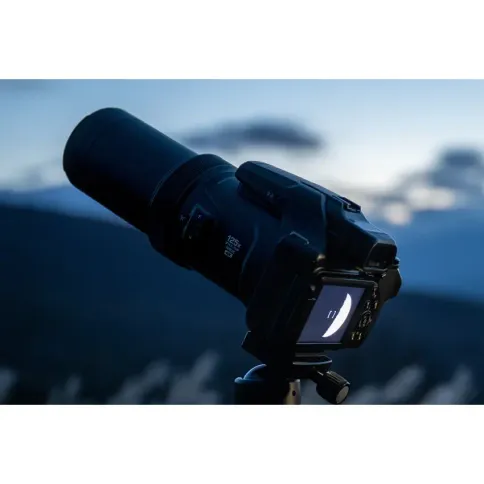 Nikon_CoolpixP1100_lifestyle1.webp