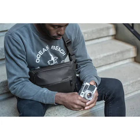 Peak_Design_Everyday_Sling_3L_v2_black_15.jpg