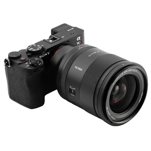 viltrox-af-35mm-f1.2-lab-fe-04-op-camera.jpg