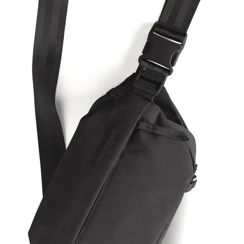 Moment-Fanny-Sling-2L-V3-black_4.jpg