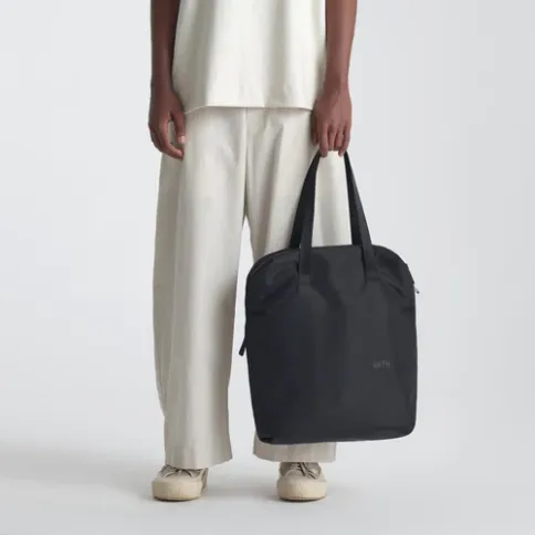 Urth-Arkose-Tote-Bag-black-8.webp