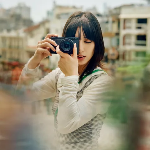 panasonic-lumix-l10-lifestyle-2.jpg