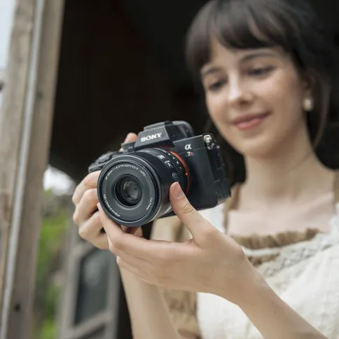 Viltrox_AF_35mm_F1.8_II_FE_In_Use_Model.jpg