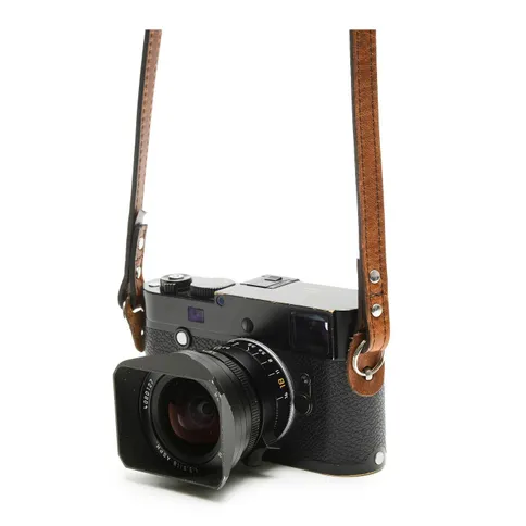ona-sevilla-camera-strap-antique-cognac-voorbeeld-2.jpg
