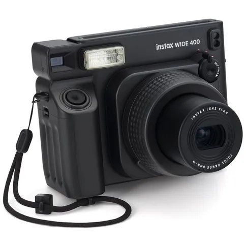 Fujifilm_Instax_Wide_400_Black_Schuinaanzicht_Met_Polsriem.jpg
