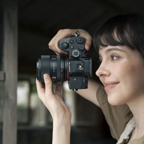 Viltrox_AF_55mm_F1.8_FE_EVO_In_Use_Shooting.jpg