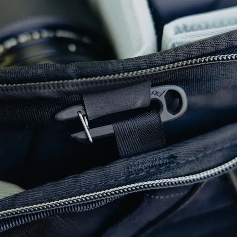 Peak-Design-Outdoor-Backpack-Zip-18L-black_5.jpg