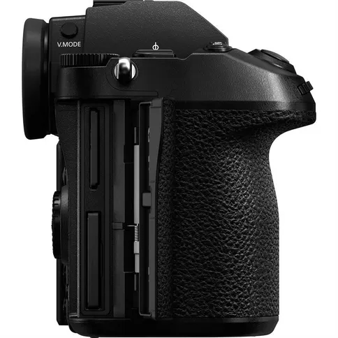 Panasonic S1R body 4.jpg
