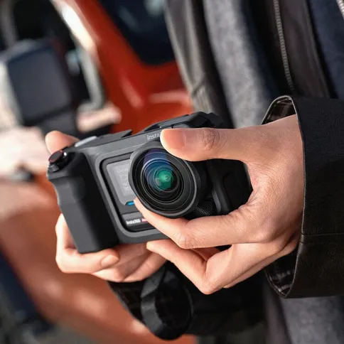 Insta360-Ace-Pro-2-Ultimate-Videography-Bundle_6.jpg