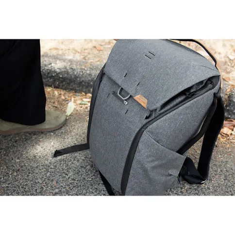 Peak_Design_Everyday_backpack_20L_v2_charcoal_10.jpg
