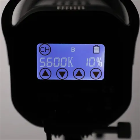 Falcon-Eyes-Bi-Color-LED-Lamp-Dimbaar-BL-10TD-op-Accu-Demo_4.jpg
