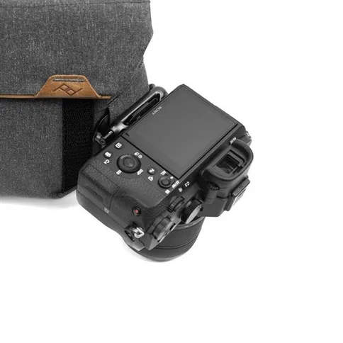 Peak-Design-Field-Pouch-charcoal-V2_3.jpg