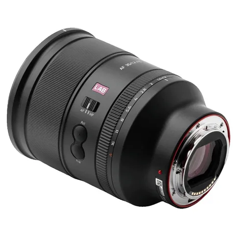 viltrox-af-35mm-f1.2-lab-fe-03-schuin-achter.jpg