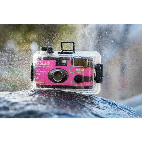Lomography-Simple-Use-Underwater-Case_3.jpg