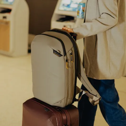 5_peak_design_travel_backpack_20L_stone.jpg