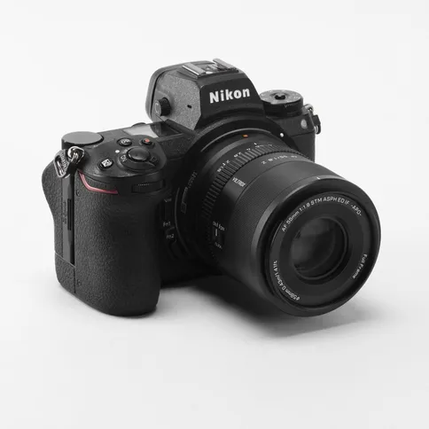 Viltrox_AF_55mm_F1.8_Z_EVO_On_Nikon_Z_Angled_View.jpg