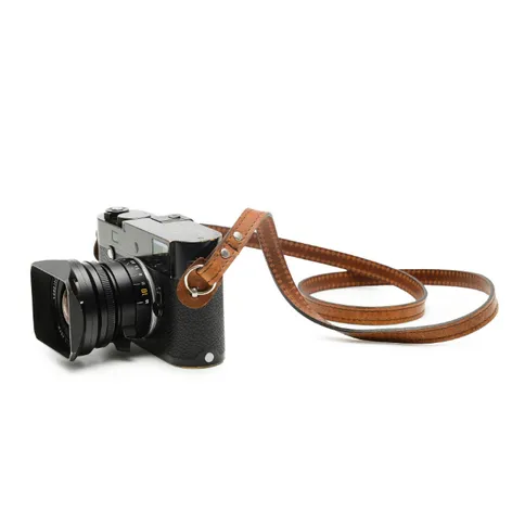 ona-sevilla-camera-strap-antique-cognac-voorbeeld-1.jpg