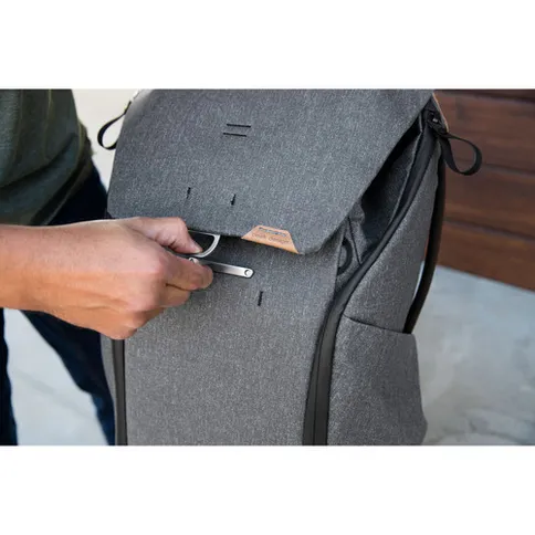 Peak_Design_Everyday_backpack_30L_v2_charcoal_06.jpg
