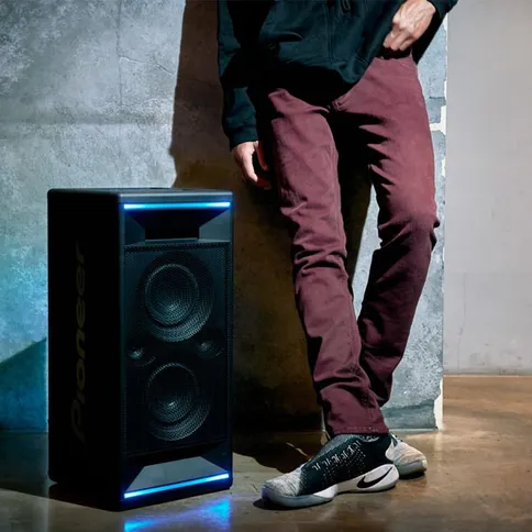 Pioneer_club_speaker.jpg
