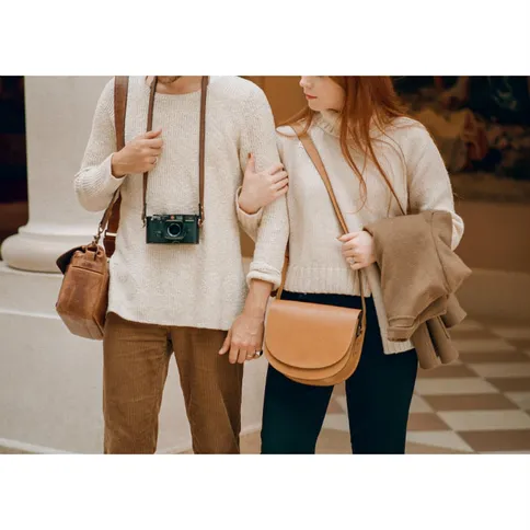 ona-sevilla-camera-strap-antique-cognac-lifestyle.jpg