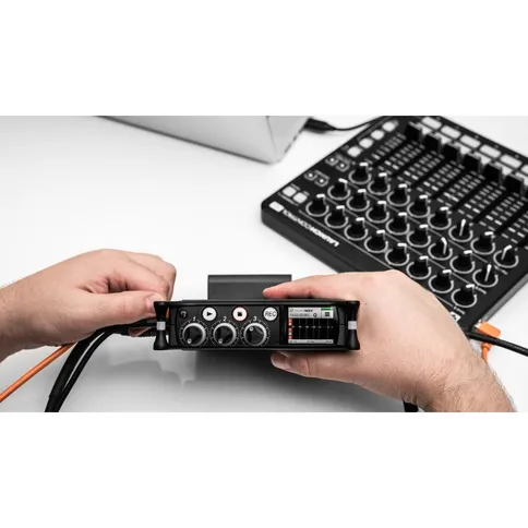 Sound-Devices-3-XLR-ingang-5-track-USB-streaminginterface-met-interne-SD-kaart_8.jpg