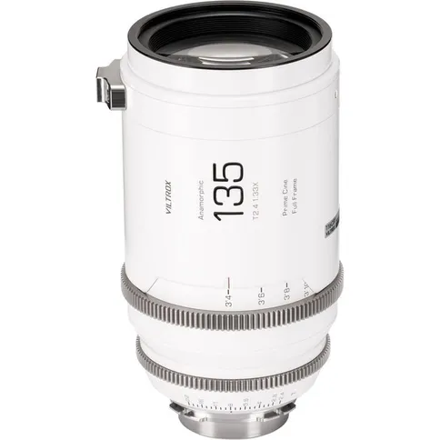 Viltrox-EPIC-135mm-T2-4-133x-PL-Full-Frame-Anamorphic-Cine-Lens-Blue-Flare_3.jpg