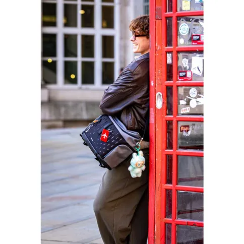 manfrotto-uncover-messenger-12l-13-lifestyle-outdoor-2.jpg