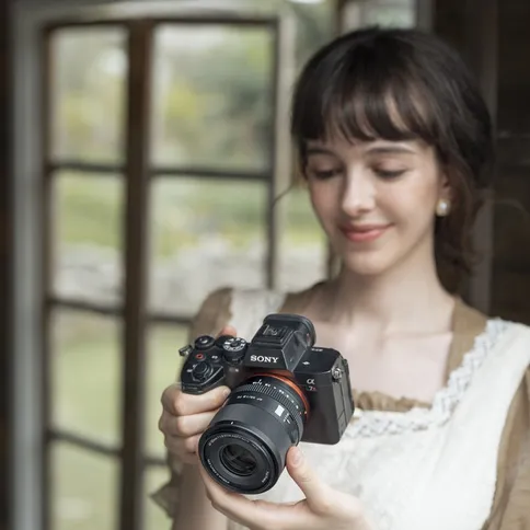 Viltrox_AF_55mm_F1.8_FE_EVO_In_Use_Model.jpg