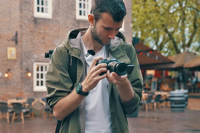 Canon-R7-lifestyle-1.jpg