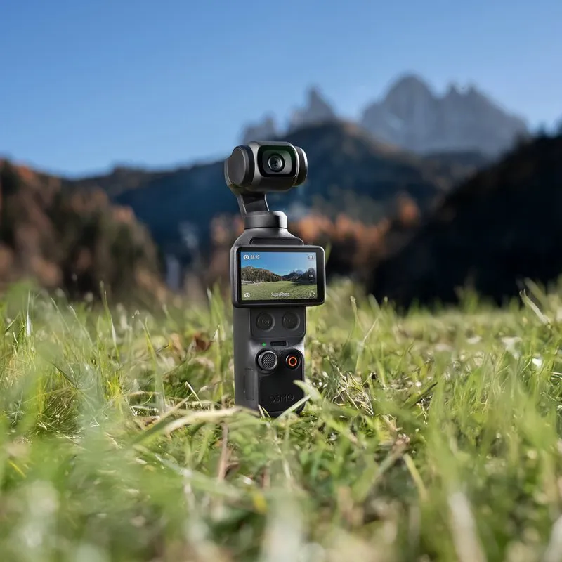 DJI_Osmo_Pocket_4_Feature_Product_Hiking.jpg