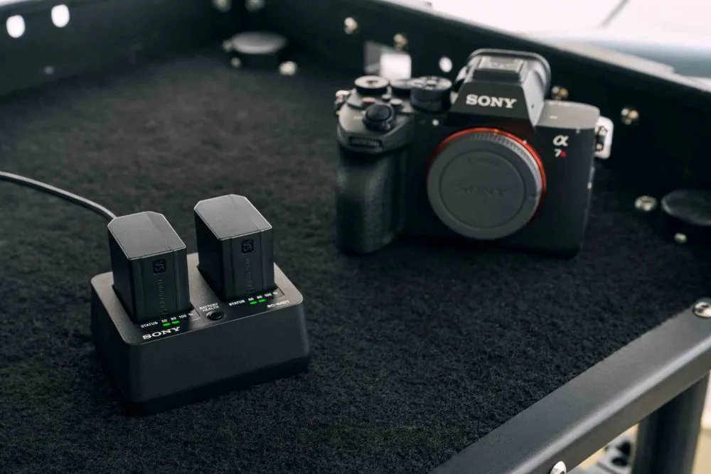Sony-a7r-vi-model.jpg