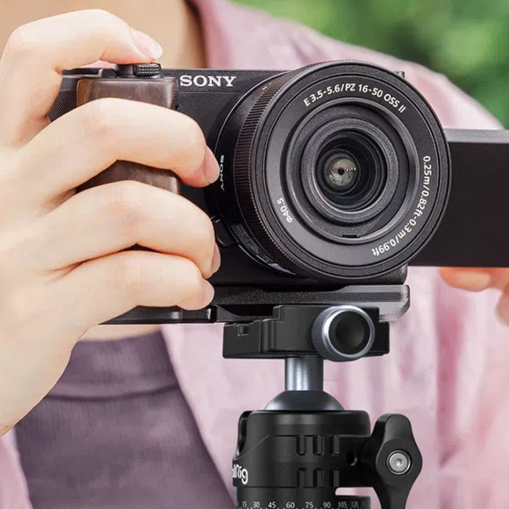 SmallRig Plaque de Montage en L avec Poignée pour en Bois Sony ZV-E10 II 4864