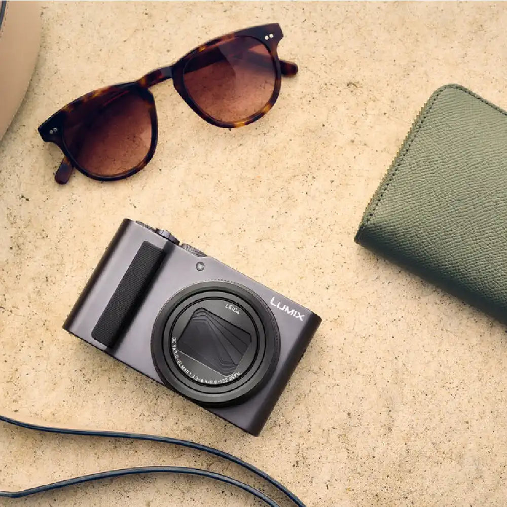 Panasonic Lumix DC-TZ300 - Argent foncé + Lexar 64GB SDXC + Case Logic DCB-313